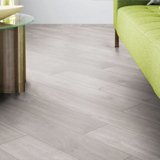 ROCKFORD OAK 5946 ESPESOR 8MM, EMPAQUE 6 TABLAS, MEDIDA 1285 X 327 X 8MM CAJA 2.52 M2 WIDE BODY