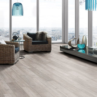 ROCKFORD OAK 5946 ESPESOR 8MM, EMPAQUE 6 TABLAS, MEDIDA 1285 X 327 X 8MM CAJA 2.52 M2 WIDE BODY