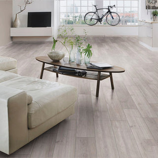 ROCKFORD OAK 5946 ESPESOR 8MM, EMPAQUE 6 TABLAS, MEDIDA 1285 X 327 X 8MM CAJA 2.52 M2 WIDE BODY
