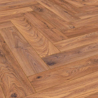 FIREBRAND OAK K455 PISO LAMINADO ESPESOR 8MM, EMPAQUE 11 TABLAS, MEDIDA 630 X 126 X 8MM CAJA 0.87 M2 HERRINGBONE