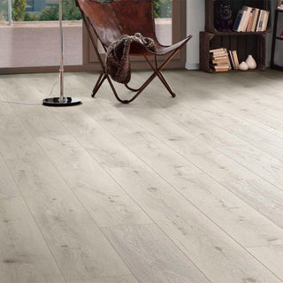 CHANTILLY OAK 5953 PISO LAMINADO ESPESOR 12MM, EMPAQUE 4 TABLAS, MEDIDA 2000 X 242 X 12MM CLASE AC5 CAJA 1.94 M2 ALTITUDE COLLECTION
