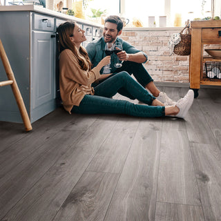 TORNADO OAK PLANK K395 ESPESOR 8MM, EMPAQUE 9 TABLAS, MEDIDA 1285 X 192 X 8MM CAJA 2.22 M2 CASTELLO