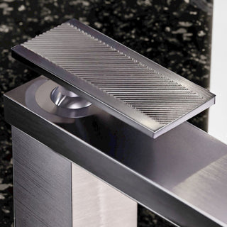 L-EP-932-TN MONOMANDO PARA LAVABO MAXIMA LIMITED TITANIUM. INCLUYE CONTRA PUSH HELVEX